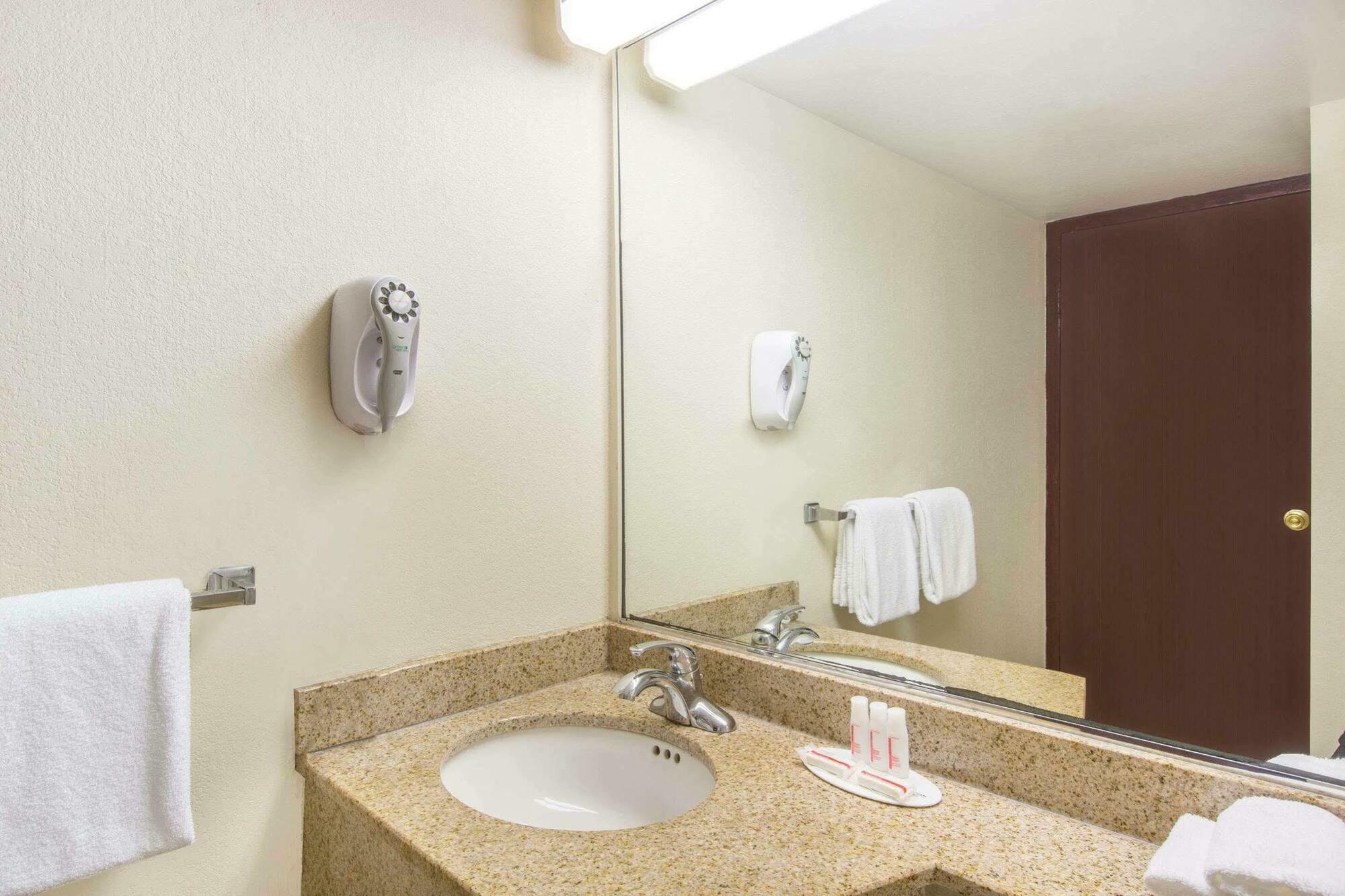 Howard Johnson By Wyndham Bartonsville/Poconos Area ภายนอก รูปภาพ
